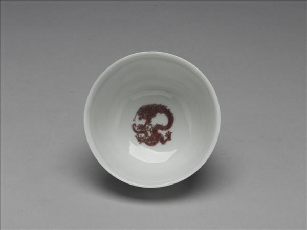 白瓷釉裡紅團龍紋杯