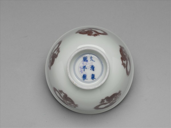 白瓷釉裡紅團龍紋杯