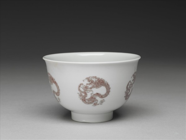 白瓷釉裡紅團龍紋杯