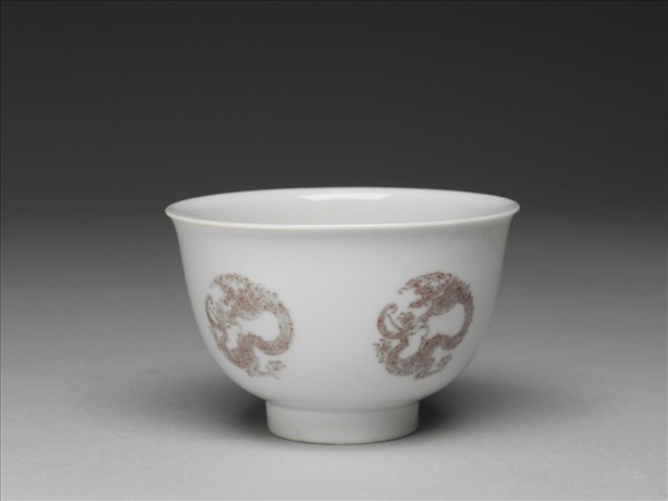 白瓷釉裡紅團龍紋杯