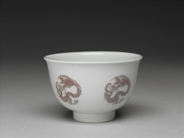白瓷釉裡紅團龍紋杯