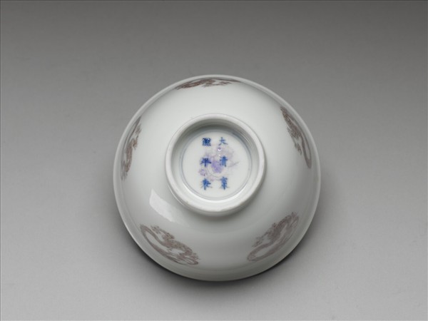 白瓷釉裡紅團龍紋杯