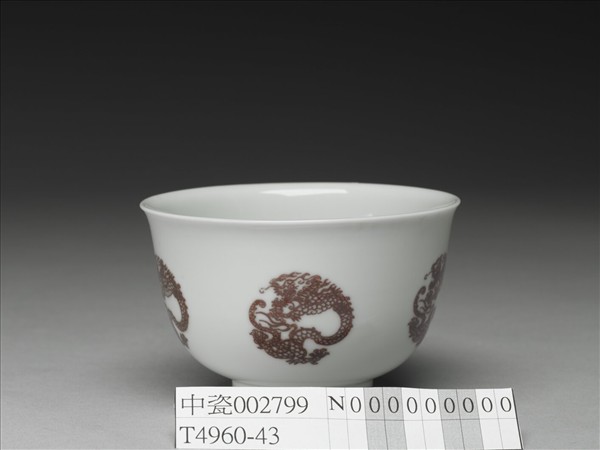 白瓷釉裡紅團龍紋杯