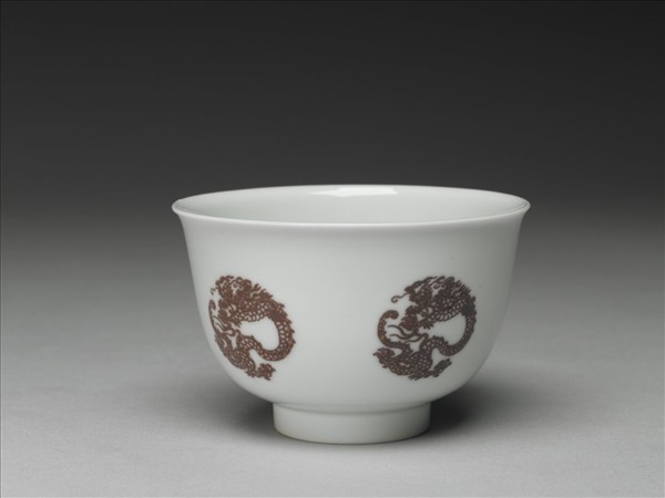 白瓷釉裡紅團龍紋杯