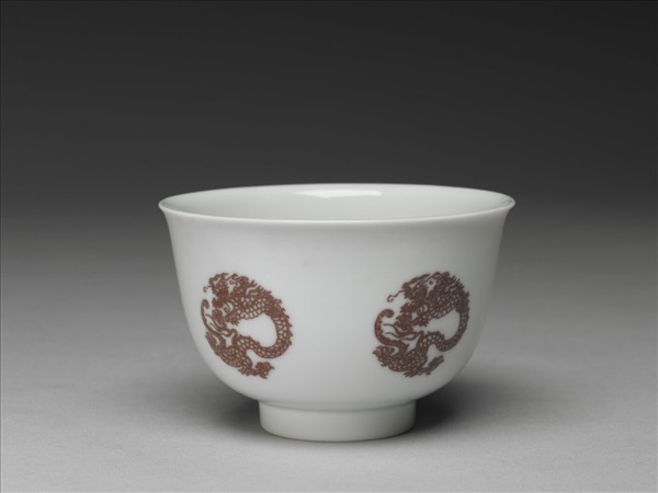 白瓷釉裡紅團龍紋杯