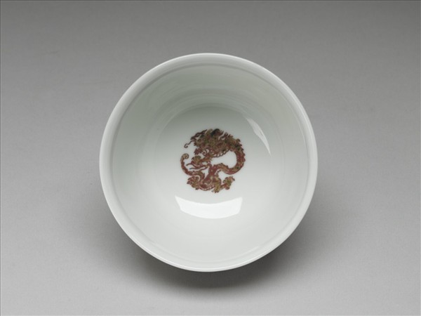 白瓷釉裡紅團龍紋杯