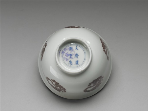 白瓷釉裡紅團龍紋杯