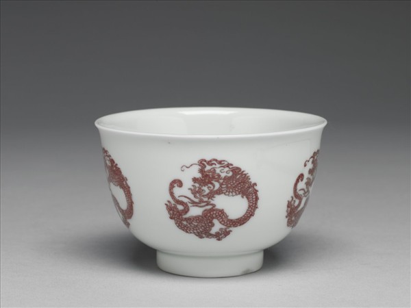 白瓷釉裡紅團龍紋杯