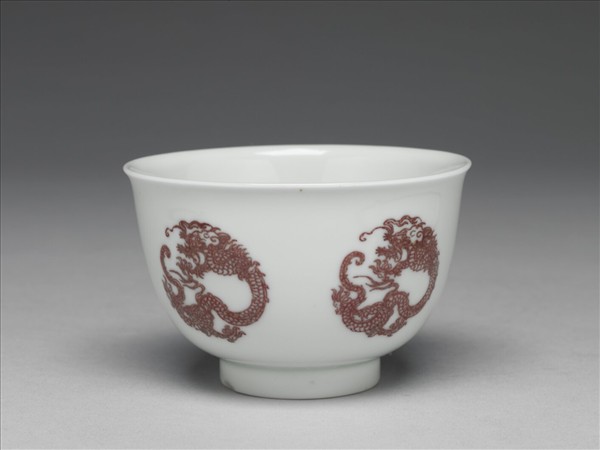白瓷釉裡紅團龍紋杯
