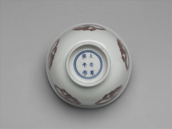 白瓷釉裡紅團龍紋杯