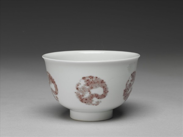 白瓷釉裡紅團龍紋杯