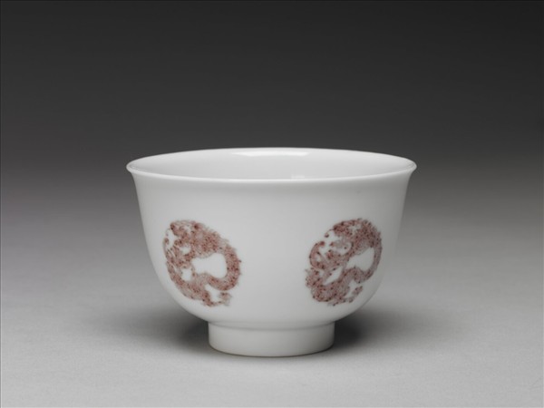 白瓷釉裡紅團龍紋杯