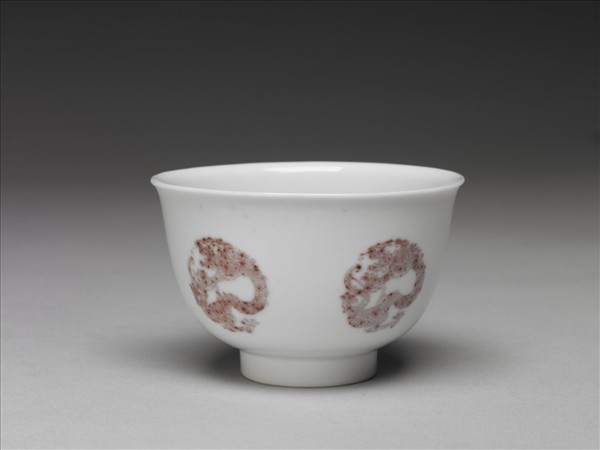 白瓷釉裡紅團龍紋杯