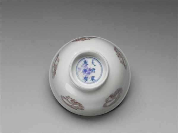 白瓷釉裡紅團龍紋杯