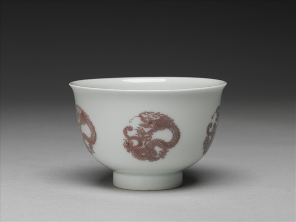 白瓷釉裡紅團龍紋杯