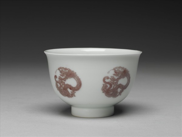 白瓷釉裡紅團龍紋杯
