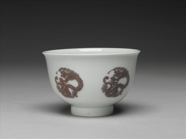 白瓷釉裡紅團龍紋杯