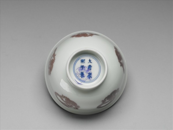 白瓷釉裡紅團龍紋杯