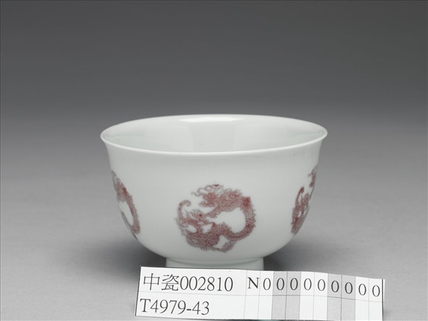 白瓷釉裡紅團龍紋杯