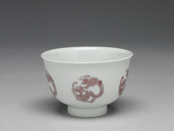 白瓷釉裡紅團龍紋杯