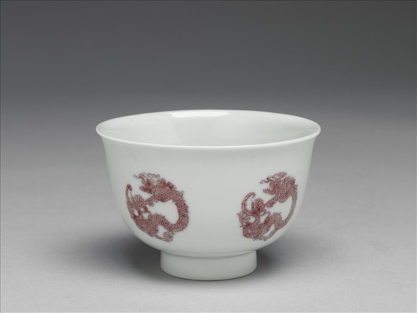 白瓷釉裡紅團龍紋杯
