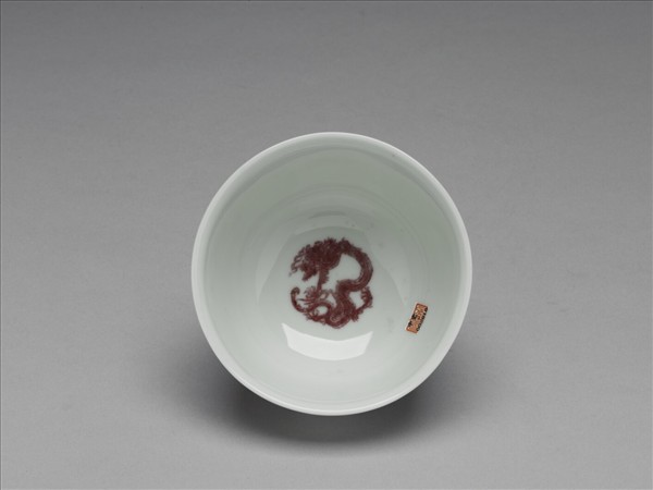 白瓷釉裡紅團龍紋杯