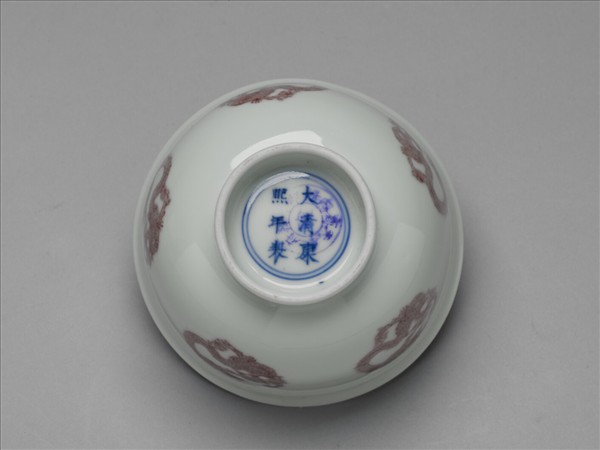 白瓷釉裡紅團龍紋杯