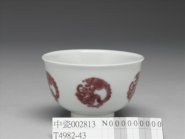 白瓷釉裡紅團龍紋杯