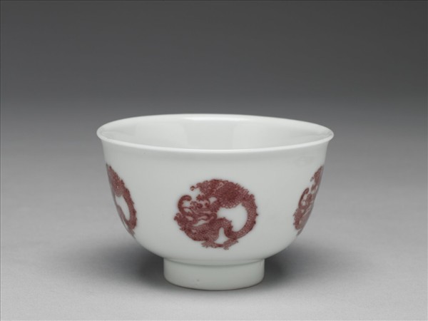 白瓷釉裡紅團龍紋杯