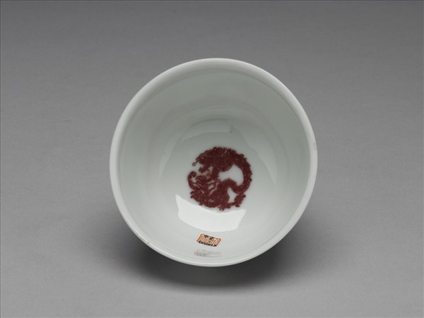 白瓷釉裡紅團龍紋杯