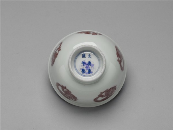 白瓷釉裡紅團龍紋杯