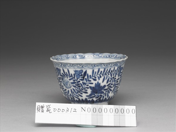 青花花卉杯