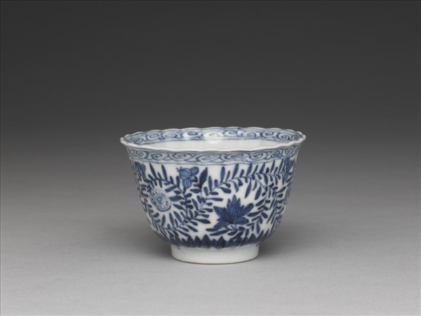 青花花卉杯