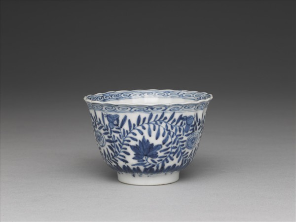 青花花卉杯