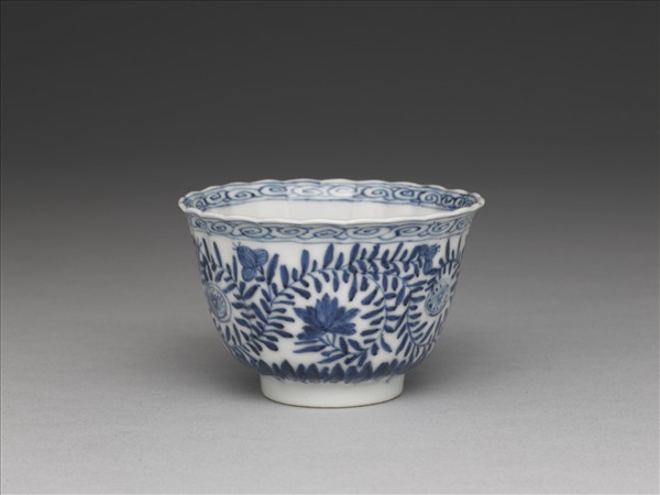 青花花卉杯