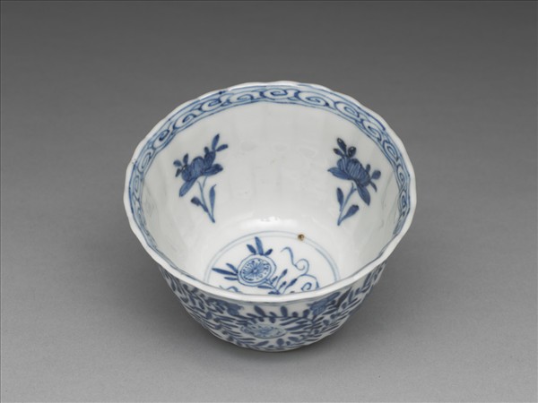 青花花卉杯