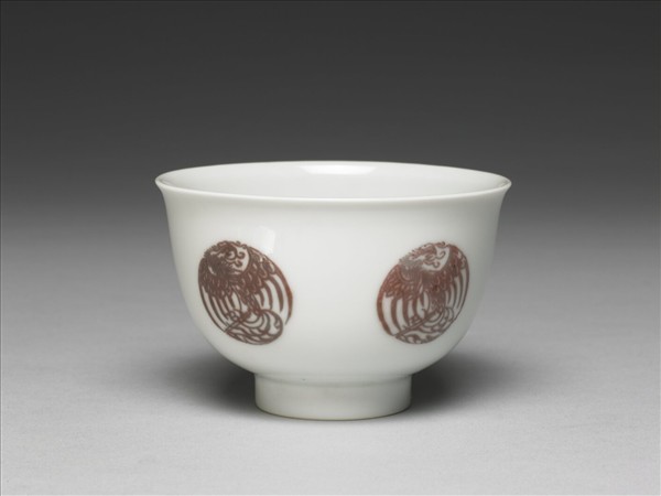白瓷釉裡紅團鳳紋杯