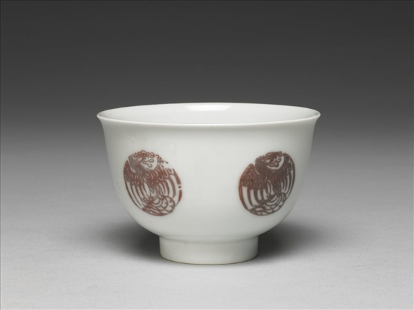 白瓷釉裡紅團鳳紋杯