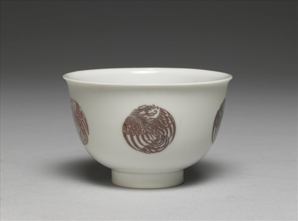 白瓷釉裡紅團鳳紋杯