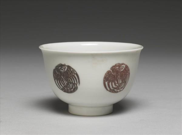 白瓷釉裡紅團鳳紋杯