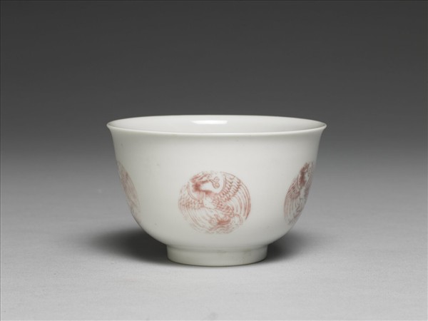白瓷釉裡紅團鳳紋杯