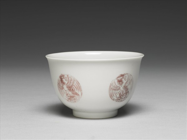 白瓷釉裡紅團鳳紋杯