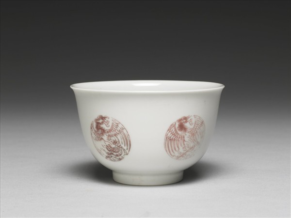 白瓷釉裡紅團鳳紋杯