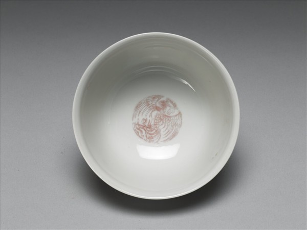 白瓷釉裡紅團鳳紋杯