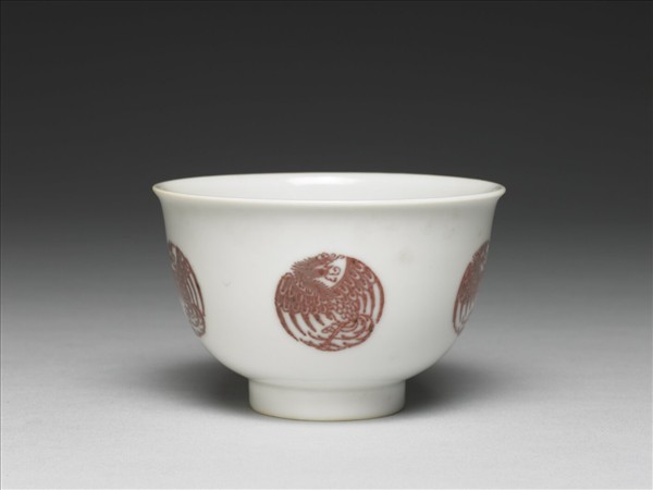 白瓷釉裡紅團鳳紋杯