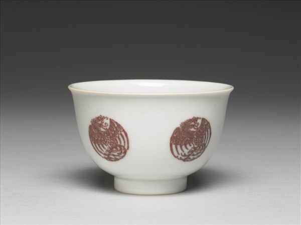 白瓷釉裡紅團鳳紋杯