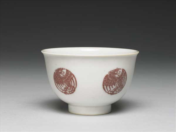白瓷釉裡紅團鳳紋杯
