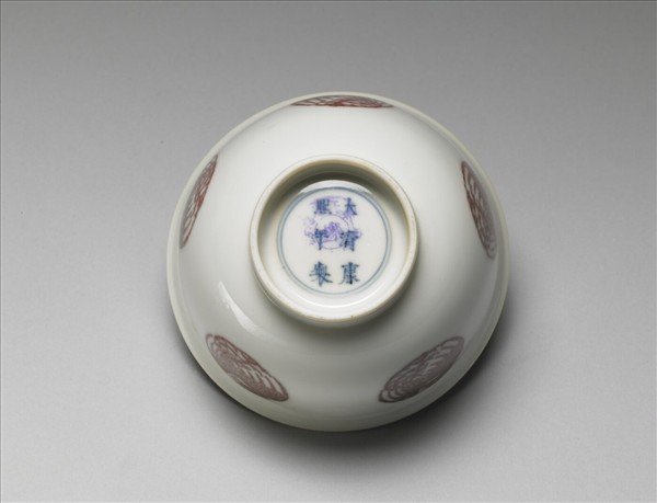 白瓷釉裡紅團鳳紋杯