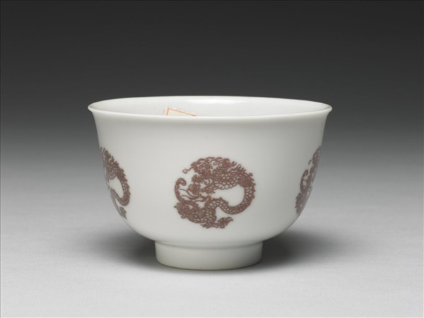白瓷釉裡紅團龍紋杯