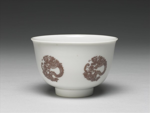 白瓷釉裡紅團龍紋杯
